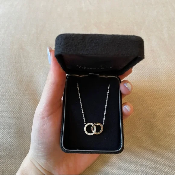 💙Tiffany & Co.💙18k White Gold Diamond Interlocking Circle Necklace - Picture 4 of 12